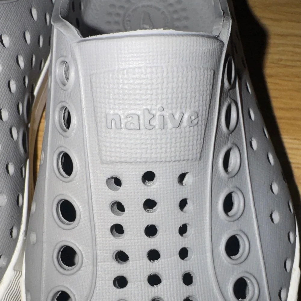 Native Jefferson children’s size 5 toddlers Kids Gray White Water Shoes sneakers
